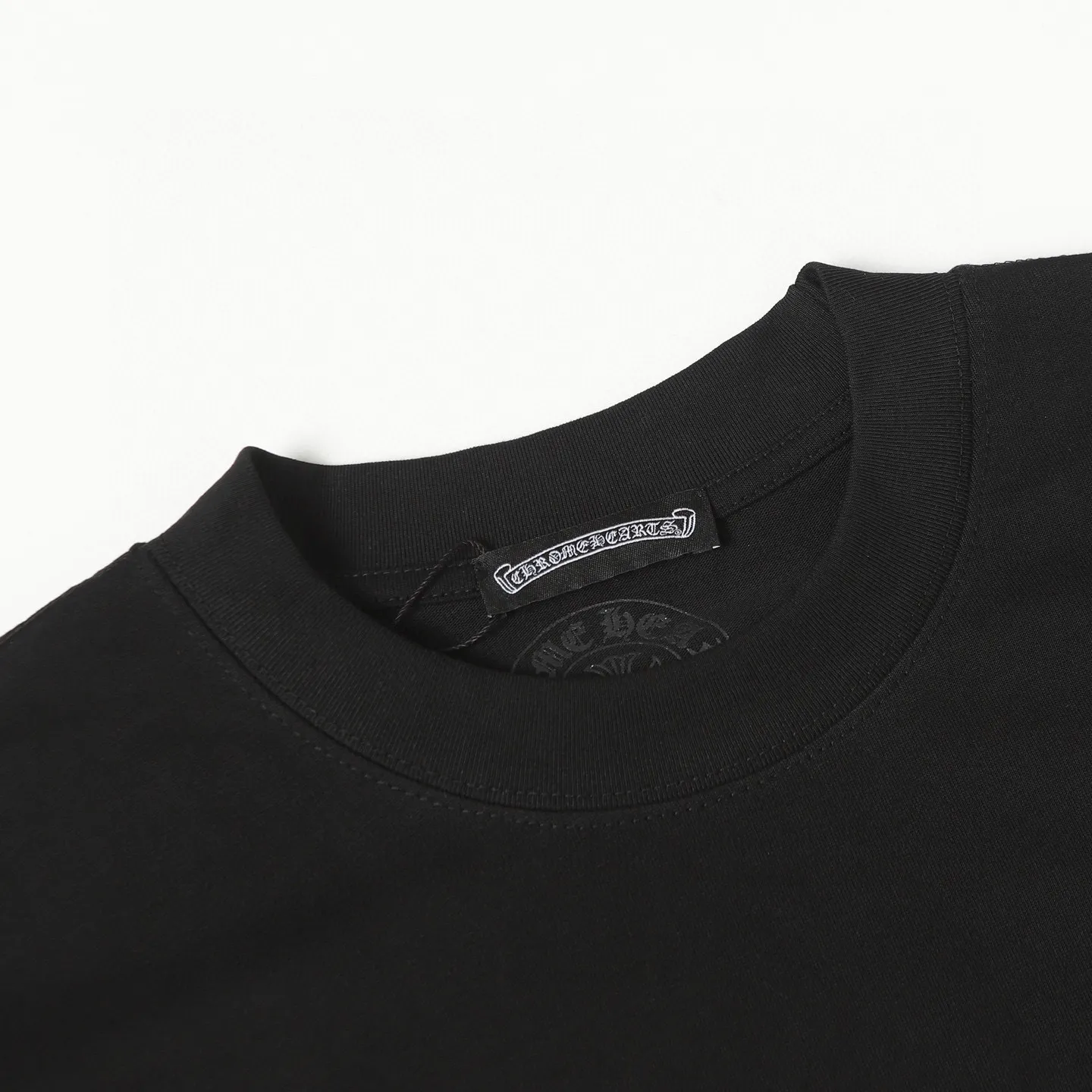 🅿️180 CHROME HEARTS/Chrome Heart CH cross print short-sleeved T-shirt The fabric is made of 280g heavy combed cotton, customized with 32 count 1*1 threads. The ready-made garments are washed twice. The fabric is comfortable and skin-friendly without any strange feeling. It is custom-dyed fabric with high textile density and good drape. It is not easy to deform. The thick texture and compact spinning process will not affect the breathability of the fabric. The saturation of the color is very high. Imported digital direct-injection printing technology. A versatile and good-looking short sleeve. The loose fit covers the flesh and looks slim. Size: XS-L